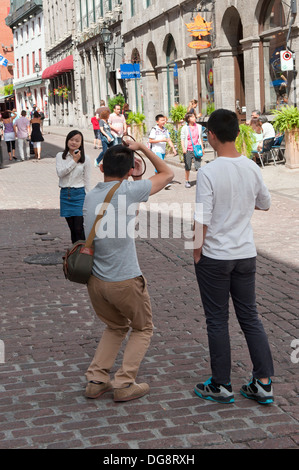 Touristen fotografieren von einander an der St. Paul Street, Old Montreal, Kanada. Stockfoto