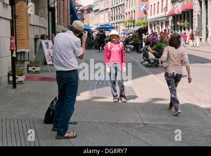 Touristen fotografieren von einander an der St. Paul Street, Old Montreal, Kanada. Stockfoto