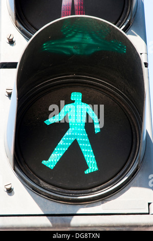 Grüne Fußgänger Lampe in der Stadt Stockfoto