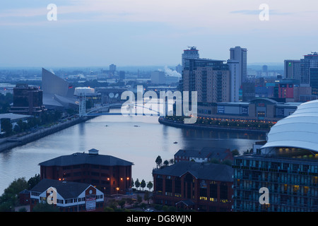 Imperial War Museum North und Salford Quays Entwicklung einschließlich der Lowry und BBC Media City Studios Stockfoto