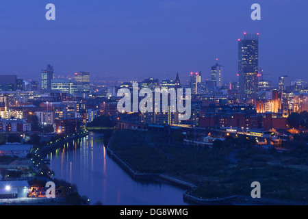 Manchester City Centre Wahrzeichen und Skyline einschließlich Beetham Tower und Rathaus Stockfoto