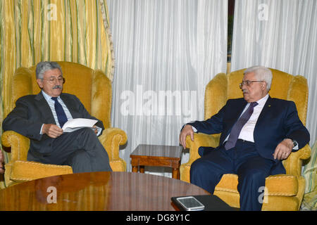 Rom, Rom, Italien. 16. Oktober 2013. Der palästinensische Präsident Mahmoud Abbas trifft sich mit ehemaligen italienischen Ministerpräsidenten Massimo D'Alema in Rom, während eines Staatsbesuches in Italien und den Staat Vatikanstadt, 16. Oktober 2013 © Thaer Ganaim/APA Images/ZUMAPRESS.com/Alamy Live News Stockfoto