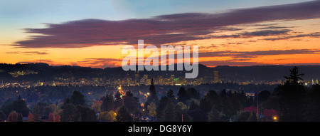 Farbenprächtigen Sonnenuntergang über Portland Oregon Stadtbild mit Lichter der Stadt und Blick auf West Hills Panorama Stockfoto