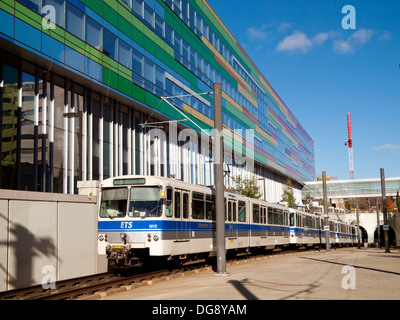 Ein Edmonton LRT Zug zieht in Health Sciences Station vor der Edmonton Klinik Health Academy in Edmonton, Kanada. Stockfoto