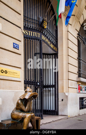 Bronze-Statue des sitzenden Bauernmädchen außerhalb des ungarischen Instituts, Paris Frankreich Stockfoto