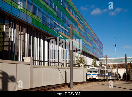 Ein Edmonton LRT Zug zieht in Health Sciences Station vor der Edmonton Klinik Health Academy in Edmonton, Kanada. Stockfoto