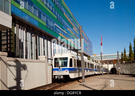 Ein Edmonton LRT Zug zieht in Health Sciences Station vor der Edmonton Klinik Health Academy in Edmonton, Kanada. Stockfoto