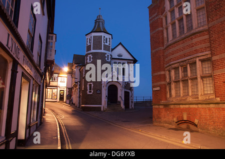 Jurassic Coast. Die malerische und historische Lyme Regis Guildhall, mit schmalen Brücke Straße schlängelt sich durch die Altstadt in der Nacht. Dorset, England, Vereinigtes Königreich. Stockfoto