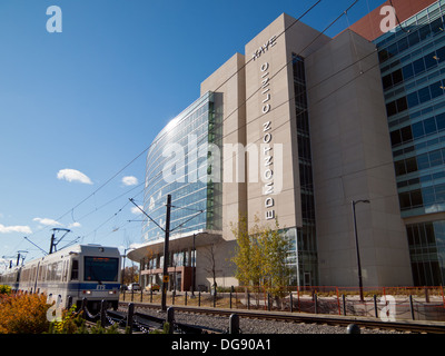 Ein Zug vorbeifährt Kaye Edmonton Klinik Gebäude auf dem Campus der University of Alberta in Edmonton, Alberta, Kanada. Stockfoto