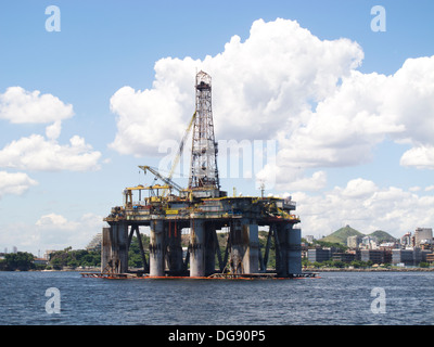 Halb versenkbaren Tiefenwasser Öl-Bohrinsel am Guanabara-Bucht, Rio De Janeiro, warten Offshore gehen. Stockfoto