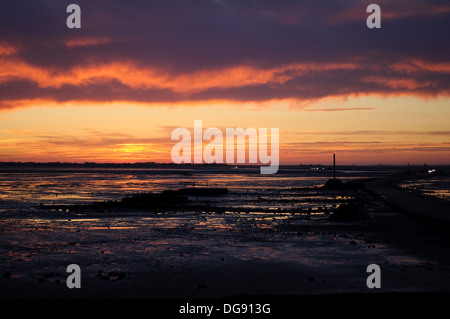 Die Passage du Gois bei Sonnenuntergang auf der Insel Noirmoutier vor der atlantischen Küste von Frankreich. Stockfoto