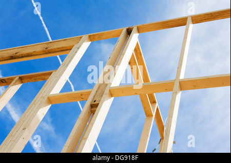 Fragment einer neuen Wohnungsbau nach Hause Rahmung vor blauem Himmel. Stockfoto