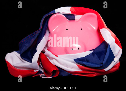 Sparschwein mit Union Jack-Flagge auf schwarzem Hintergrund Stockfoto