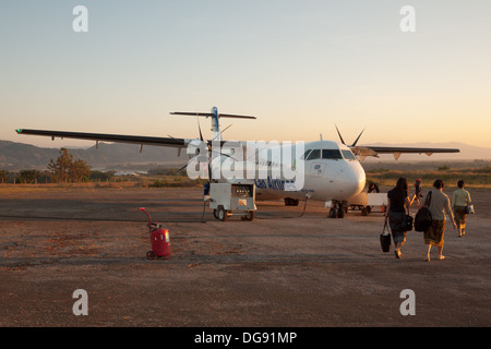 Ein Lao Airlines ATR 72-500 auf dem Laufsteg am Ban Huoeisay Airport (Flughafencode: Hacke) in Huay Xai, Laos. Stockfoto