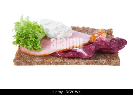 Vollkorn-Roggenbrot-Sandwich mit Schinken und Gemüse isoliert auf weiss Stockfoto