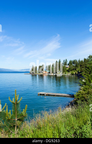 Ansicht des Flathead Lake vom Ostufer auf Highway 35, Montana, USA Stockfoto