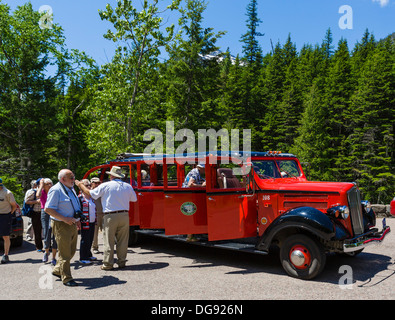 Touristen auf den roten Bus Tour bei McDonald Wasserfällen, Glacier National Park, Montana, USA Stockfoto