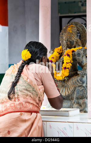Indische Frau Hindu Sarawathi Gottheit Statue beten. Andhra Pradesh, Indien Stockfoto