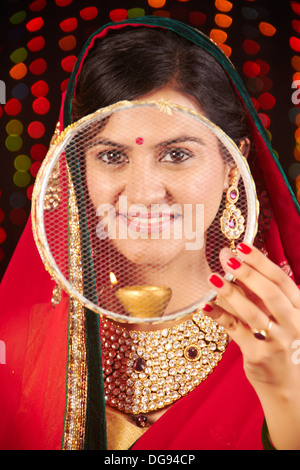 Indische Frau darauf Pooja auf Karva Chauth Stockfoto