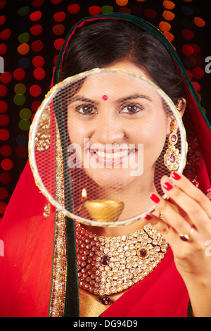 Indische Frau darauf Pooja auf Karva Chauth Stockfoto