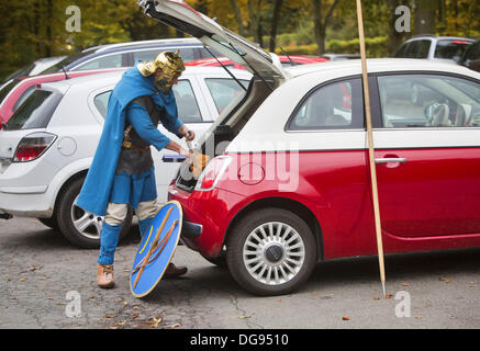 Bad Homburg, Deutschland. 16. Oktober 2013. Ein Mann gekleidet wie ein römischer Legionär in den Kofferraum seines Autos in der Nähe von Bad Homburg, Deutschland, 16. Oktober 2013 steht. Szenen aus der Zeit der Römer wurden nachgestellt, während ein Familienfest am römischen Festung Saalburg, ein Kohortenkastell Zugehörigkeit zu den Limes Germanicus, die vor 100 Jahren rekonstruiert wurde. Foto: Frank Rumpenhorst/Dpa/Alamy Live News Stockfoto