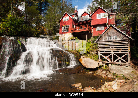 Mühle Shoals Wasserfall am lebendigen Wassers - Balsam Grove, North Carolina USA Stockfoto