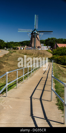Weg zum De Immigrant Windmühle in Fulton, Illinois, einer Stadt auf dem Lincoln Highway Stockfoto