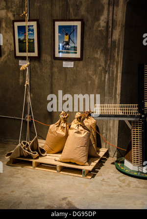 Korn-Säcke Ausstellung im Kulturzentrum Windmühle auf der anderen Straßenseite von De Immigrant Windmühle in Fulton, Illinois Stockfoto