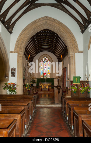 Das Kirchenschiff, St.-Peter Kirche am oberen Schlachtung, Gloucestershire, England Stockfoto