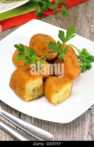 typische neapolitanische Küche Kroketten gebraten mit Mozzarella-Käse und Speck gewürfelt Stockfoto