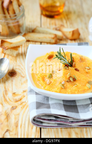 pürierte Suppe von Honig gebackener Kürbis, Essen Nahaufnahme Stockfoto