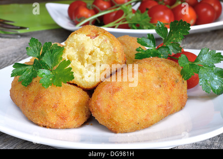 typische neapolitanische Küche Kroketten gebraten mit Mozzarella-Käse und Speck gewürfelt Stockfoto