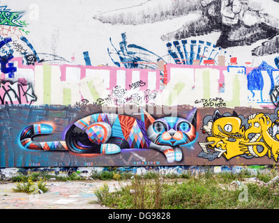 Graffiti und Street Art auf einer Mauer auf dem Gelände des verlassenen Eisfabrik, Eisfabrik, Køpenickerstrasse, Berlin Stockfoto