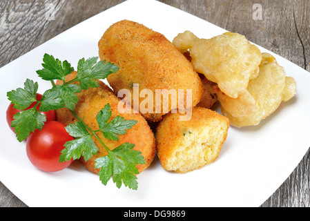 typische neapolitanische Küche Kroketten gebraten mit Mozzarella-Käse und Speck gewürfelt Stockfoto