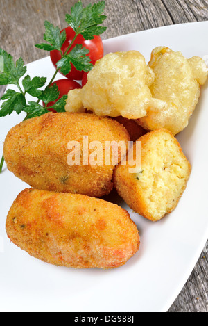 typische neapolitanische Küche Kroketten gebraten mit Mozzarella-Käse und Speck gewürfelt Stockfoto