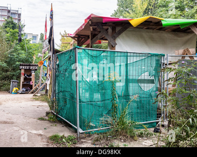 Hausbesetzer einrichten informellen tented Gemeinschaft mit recycelten Materialien zum Bauen von Häusern und Gärten hinter der Eisfabrik - Berlin Stockfoto