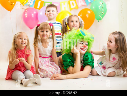 Lustige Kinder-Gruppe und Clown Geburtstagsparty Stockfoto