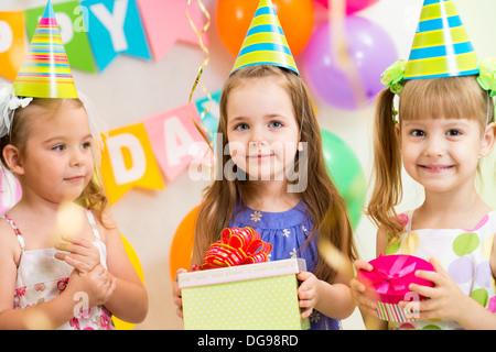 hübsche Kinder mit Geschenken auf Geburtstagsparty Stockfoto