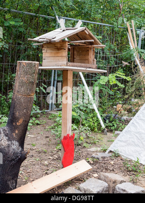 Bird Feeder Hausbesetzer, die informellen eingerichtet tented Gemeinschaft, die Verwendung von recyceltem Material zum Bau der Häuser - Berlin Stockfoto