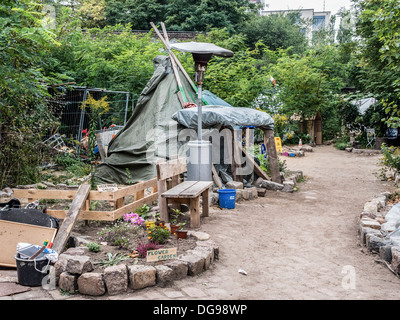 Hausbesetzer richten Sie informelle tented Gemeinschaft mit recycelten Materialien um zu bauen Häuser und sorgfältig gepflegten Gärten - Berlin Stockfoto