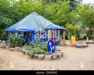 Hausbesetzer einrichten informellen tented Gemeinschaft mit recycelten Materialien zum Bauen von Häusern und Gärten - Berlin Stockfoto