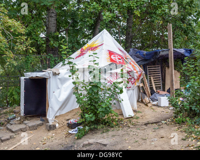 Hausbesetzer einrichten informellen tented Gemeinschaft mit recycelten Materialien zum Bauen von Häusern und Gärten hinter der Eisfabrik - Berlin Stockfoto