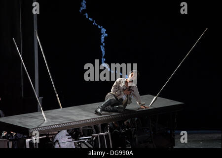 Hamburg, Deutschland. 16. Oktober 2013. Südkoreanische Sängerin Yonghoon Lee als Arrigo führt auf der Bühne während einer Foto-Probe von Verdis Oper "La Battaglia di Legnano" an der Staatsoper in Hamburg, Deutschland, 16. Oktober 2013. Die Oper-Premiere am 20. Oktober 2013. Foto: Maja Hitij/Dpa/Alamy Live News Stockfoto