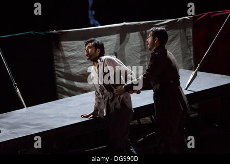 Hamburg, Deutschland. 16. Oktober 2013. Südkoreanische Sängerin Yonghoon Lee als Arrigo (L) und Giorgio Caoduro als Rolando auf der Bühne während einer Foto-Probe von Verdis Oper "La Battaglia di Legnano" an der Staatsoper in Hamburg, Deutschland, 16. Oktober 2013 durchzuführen. Die Oper-Premiere am 20. Oktober 2013. Foto: Maja Hitij/Dpa/Alamy Live News Stockfoto