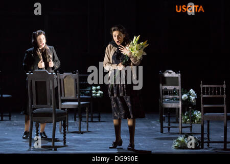 Hamburg, Deutschland. 16. Oktober 2013. Sänger Alexia Voulgaridou als Lida (R) und Rebecca Jo Loeb als Imelda führen Sie auf der Bühne während einer Foto-Probe von Verdis Oper "La Battaglia di Legnano" an der Staatsoper in Hamburg, Deutschland, 16. Oktober 2013. Die Oper-Premiere am 20. Oktober 2013. Foto: Maja Hitij/Dpa/Alamy Live News Stockfoto