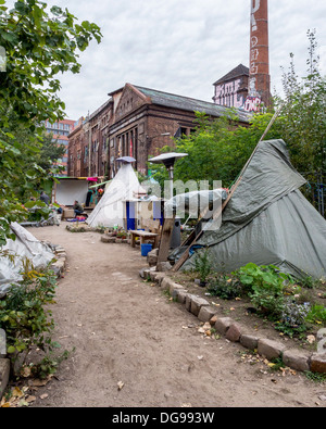 Hausbesetzer einrichten informellen tented Gemeinschaft mit recycelten Materialien zum Bauen von Häusern und Gärten hinter der Eisfabrik - Berlin Stockfoto