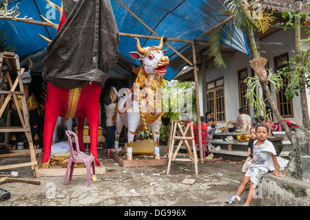 Dorfbewohner Vorbereitung Bull Statuen für eine hinduistische rituelle Verbrennung Zeremonie, in der Nähe von Muncan und Selat, Ost-Bali, Indonesien. Stockfoto