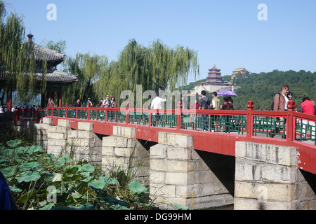 Rote Brücke Sommerpalast Peking China gebaut von Kaiserin Cixi Stockfoto