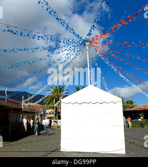 Madeira Portugal, Apfelwein Festival weißen Zelt mit roten und blauen Papierblumen in Santo De Serra Dorf Stockfoto