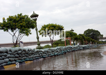 Sandsäcke gestapelt am Ufer des Mekong-Flusses in Kampong Cham, Kambodscha Hochwasser zu verhindern. Stockfoto